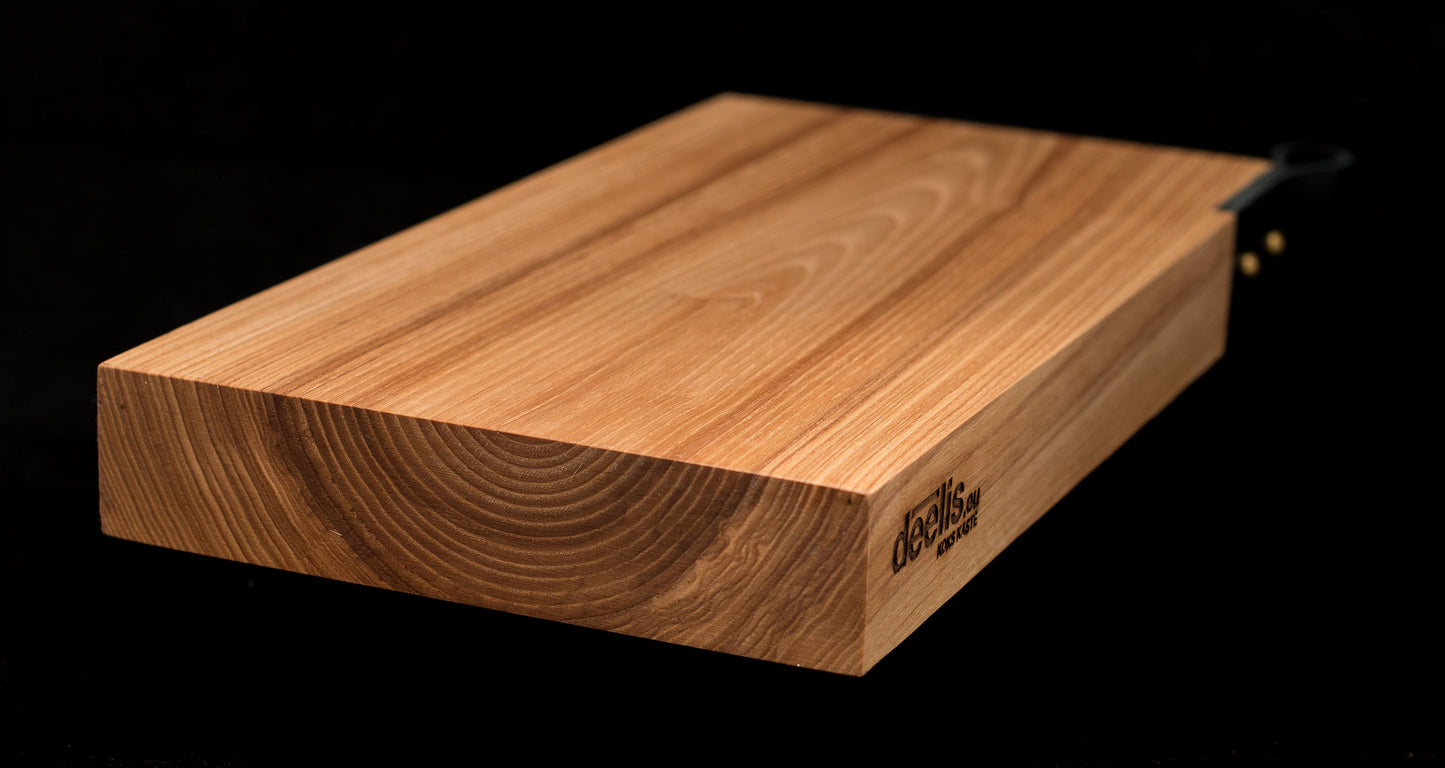 Ozolkoka dēlis ar ādas rokturi sānos