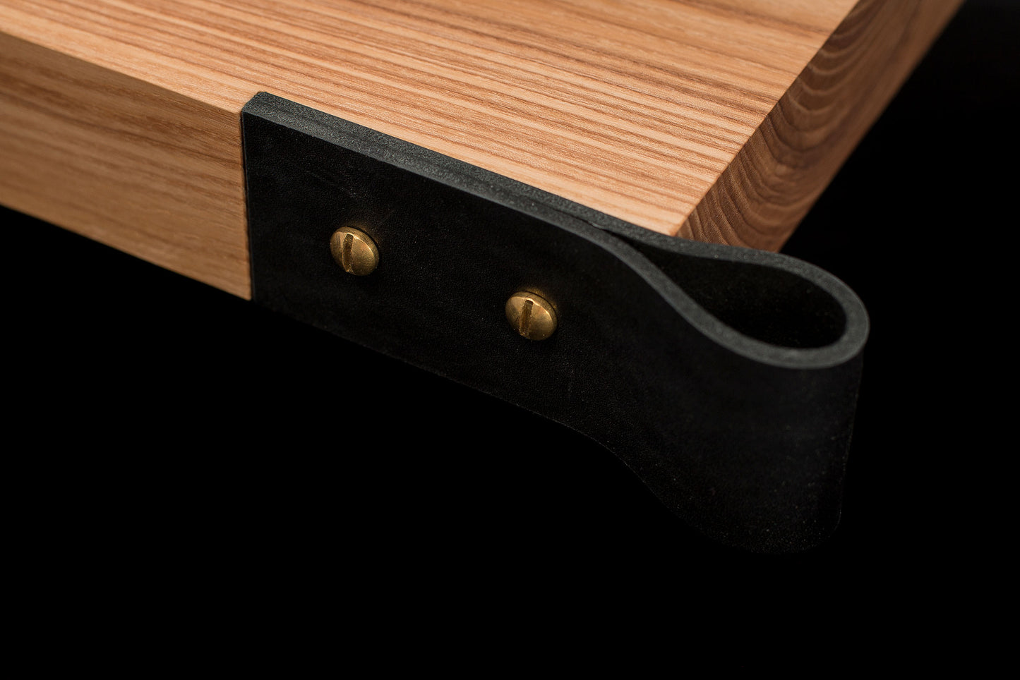 Ozolkoka dēlis ar ādas rokturi sānos