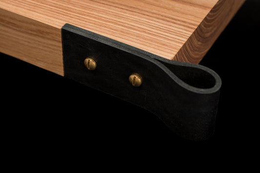 Ozolkoka dēlis ar ādas rokturi sānos