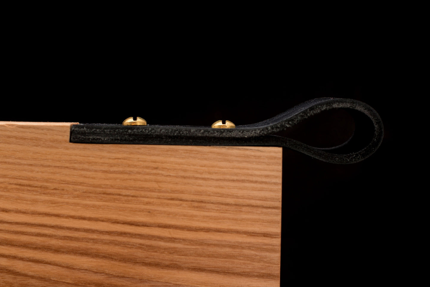 Ozolkoka dēlis ar ādas rokturi sānos