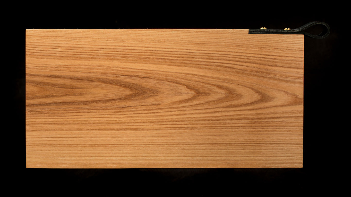 Ozolkoka dēlis ar ādas rokturi sānos