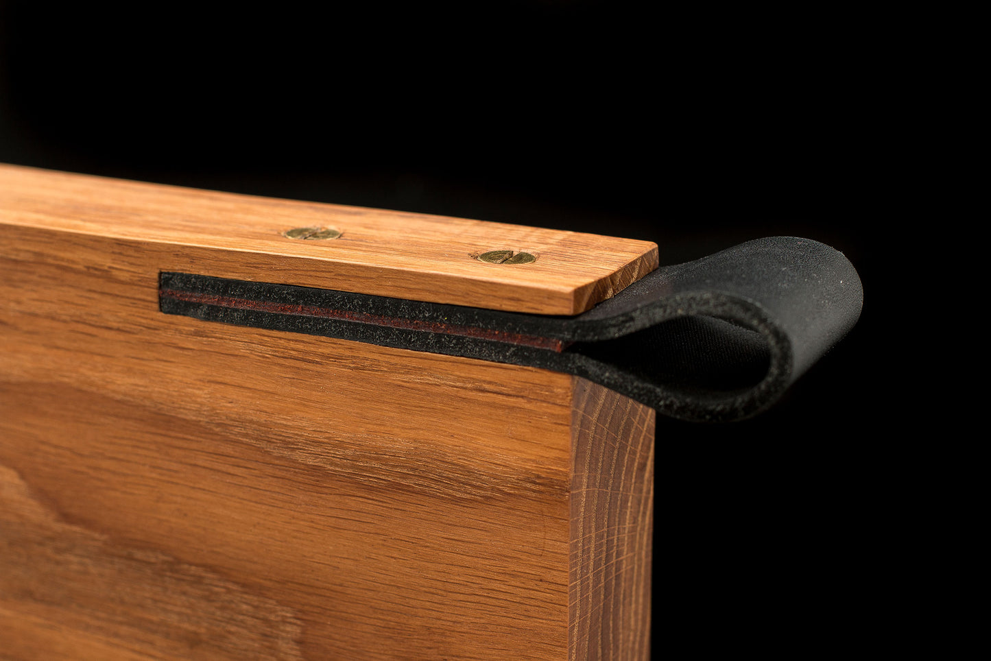 Ozolkoka dēlis ar ādas rokturi iekšpusē