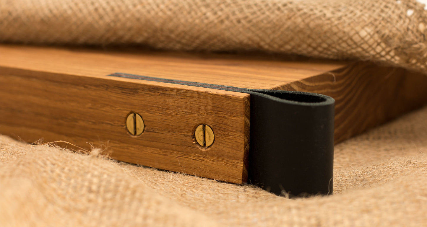 Ozolkoka dēlis ar ādas rokturi iekšpusē