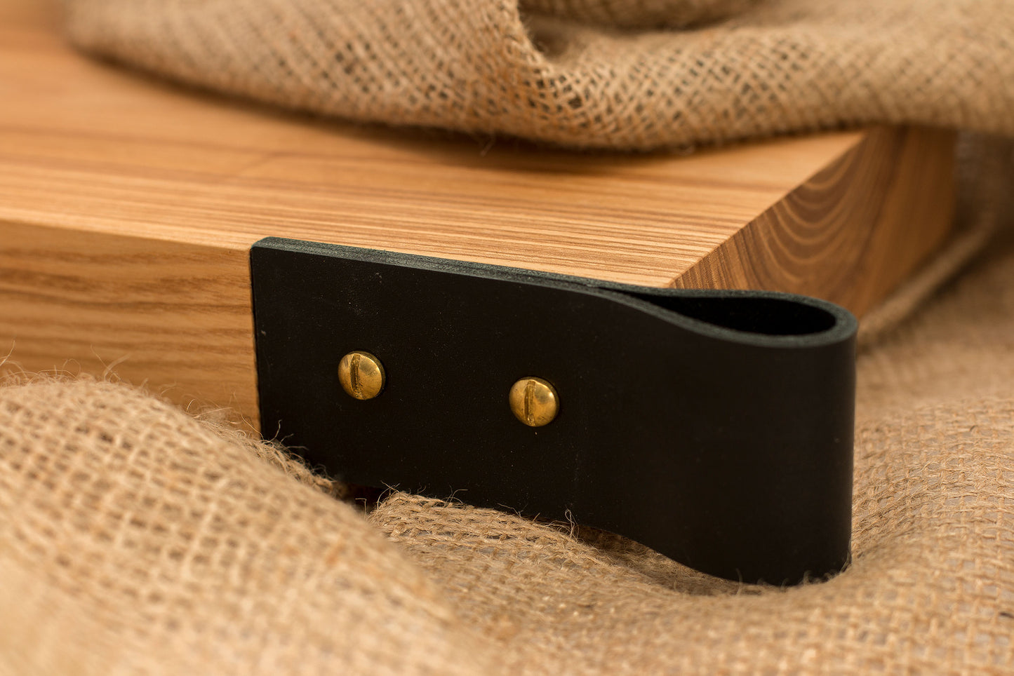 Ozolkoka dēlis ar ādas rokturi sānos