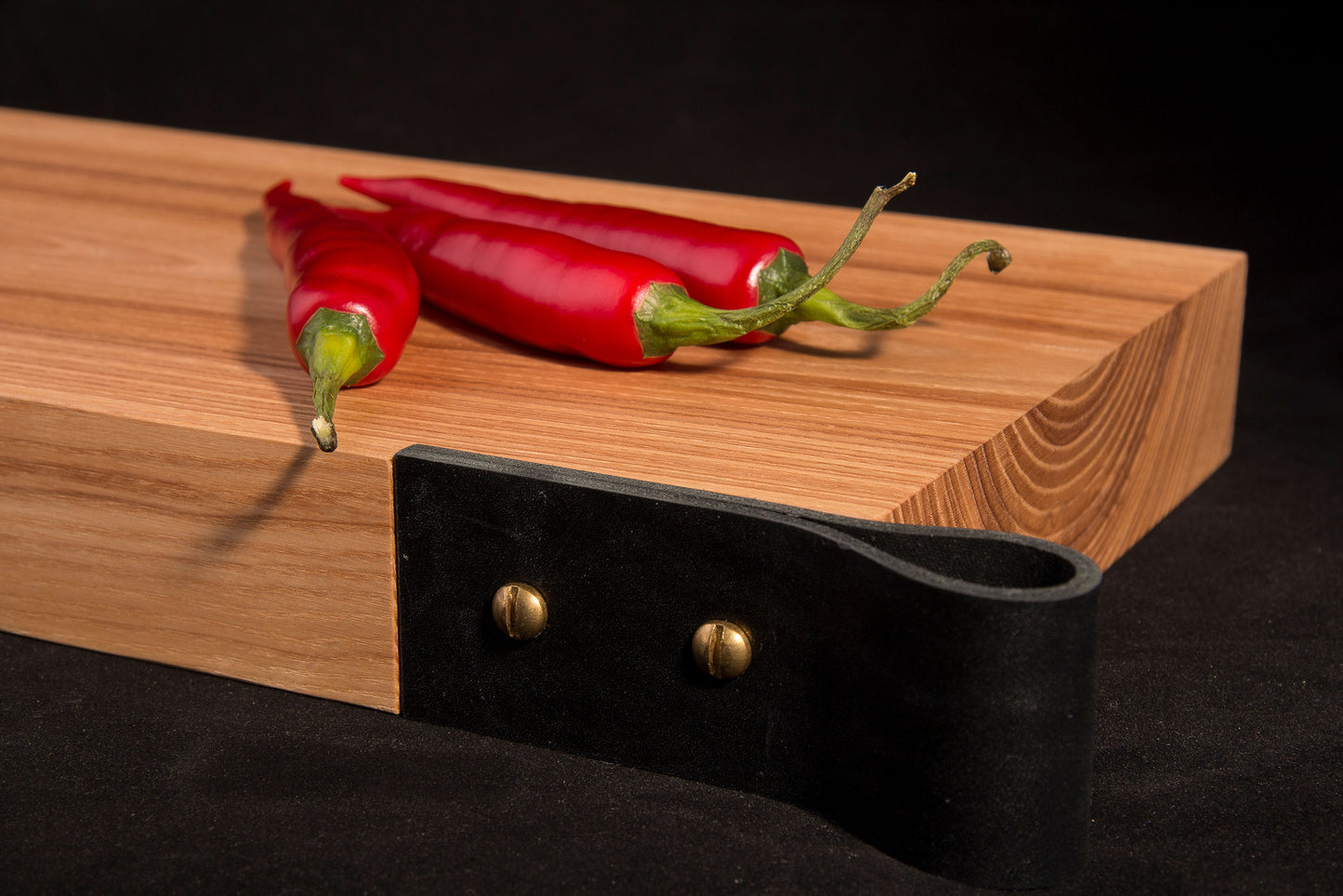 Ozolkoka dēlis ar ādas rokturi sānos