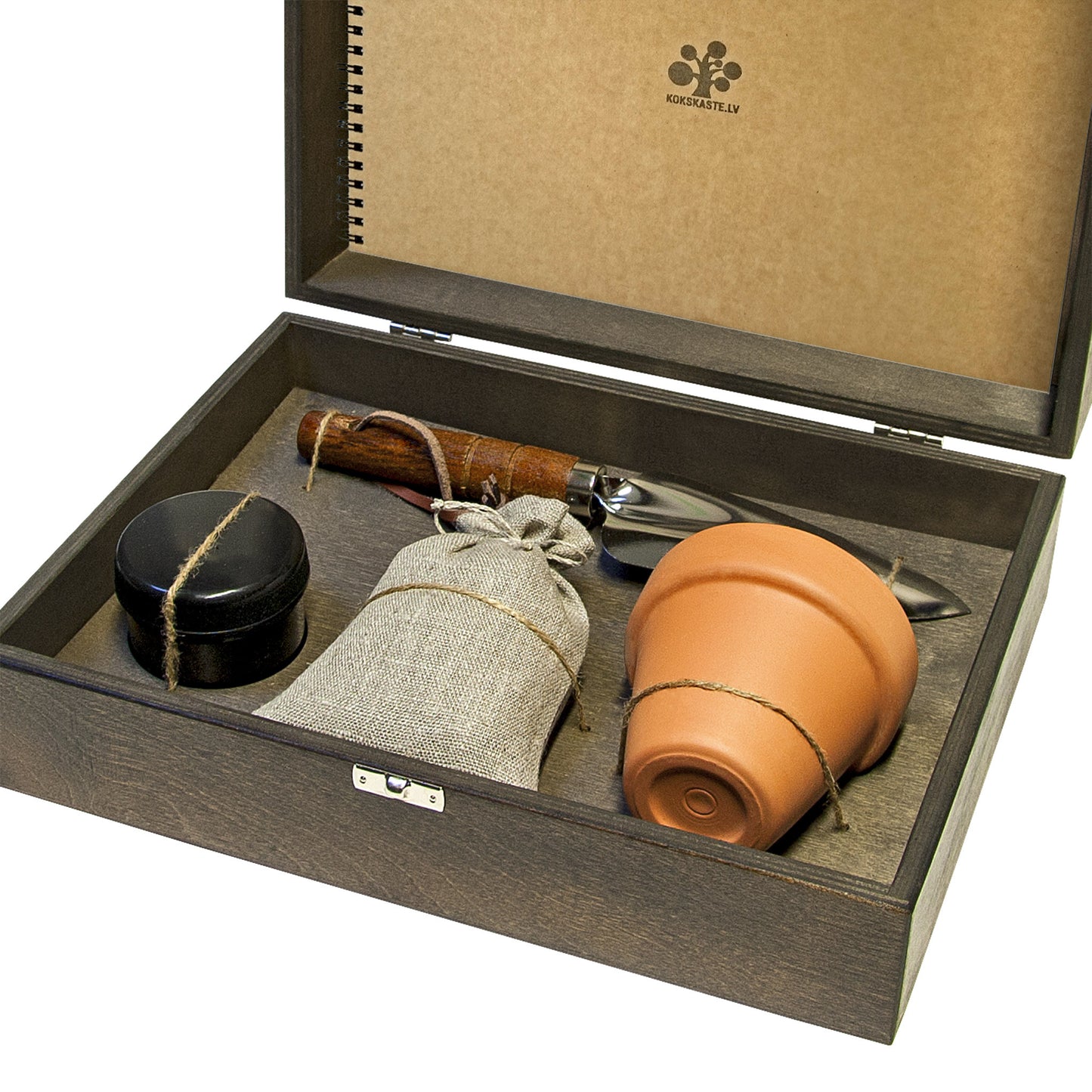 Lielā koka kaste ar priekšmetiem atvērta