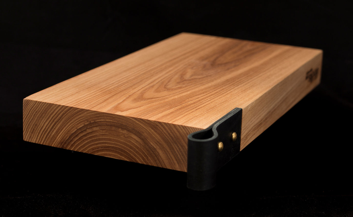 Oak board with leather handle on the sides